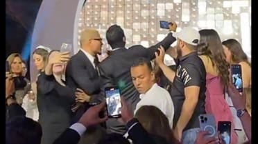 صفعة في تاريخ عمرو دياب... ناقد فني: يفتقد الحكمة ولا بد من محاسبته